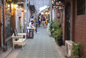 韓国ソウルで今大人気のホットプレイス！！オシャレな路地裏、益善洞(익선동)にあるカフェ『낯익다(ナディクタ)』をご紹介＾＾