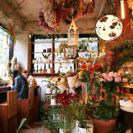 まるでジブリ お花に囲まれた秘密基地ようなカフェ Ver S Garden ボルスガドゥン 韓国情報メディア Kasioda カシオダ