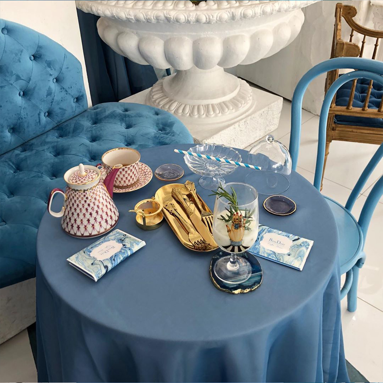 青を基調としたインテリアにガラス張りの店内でセレブ気分を味わえるカフェ Boudoir Coffee 韓国情報メディア Kasioda カシオダ