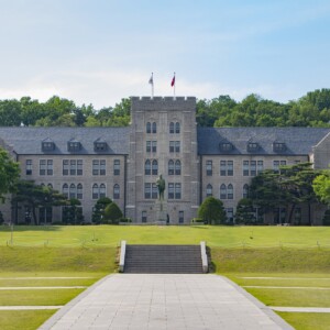 推しの母校はどこ?韓国アイドルが通うソウルの大学&出身メンバー解説!